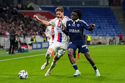 ليون يخطف تعادلًا قاتلًا أمام باريس إف سي في الدوري الفرنسي